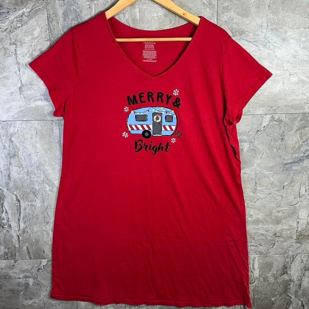 Red holiday graphic tee with‎ a cute camper van design Christmas Woman's XL